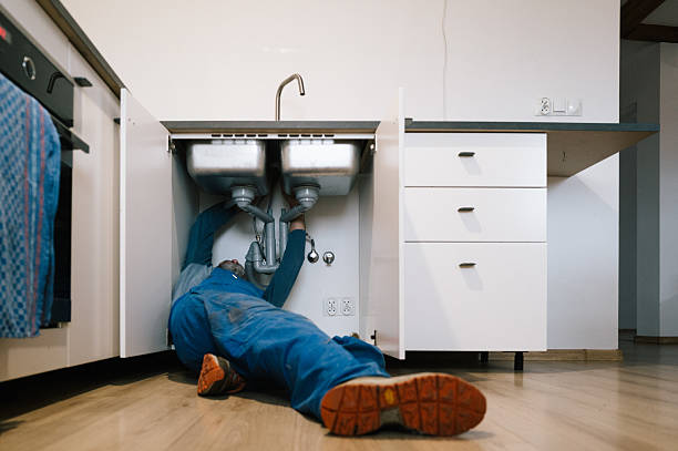 Professional Emergency Plumber technician working in Eustis, FL